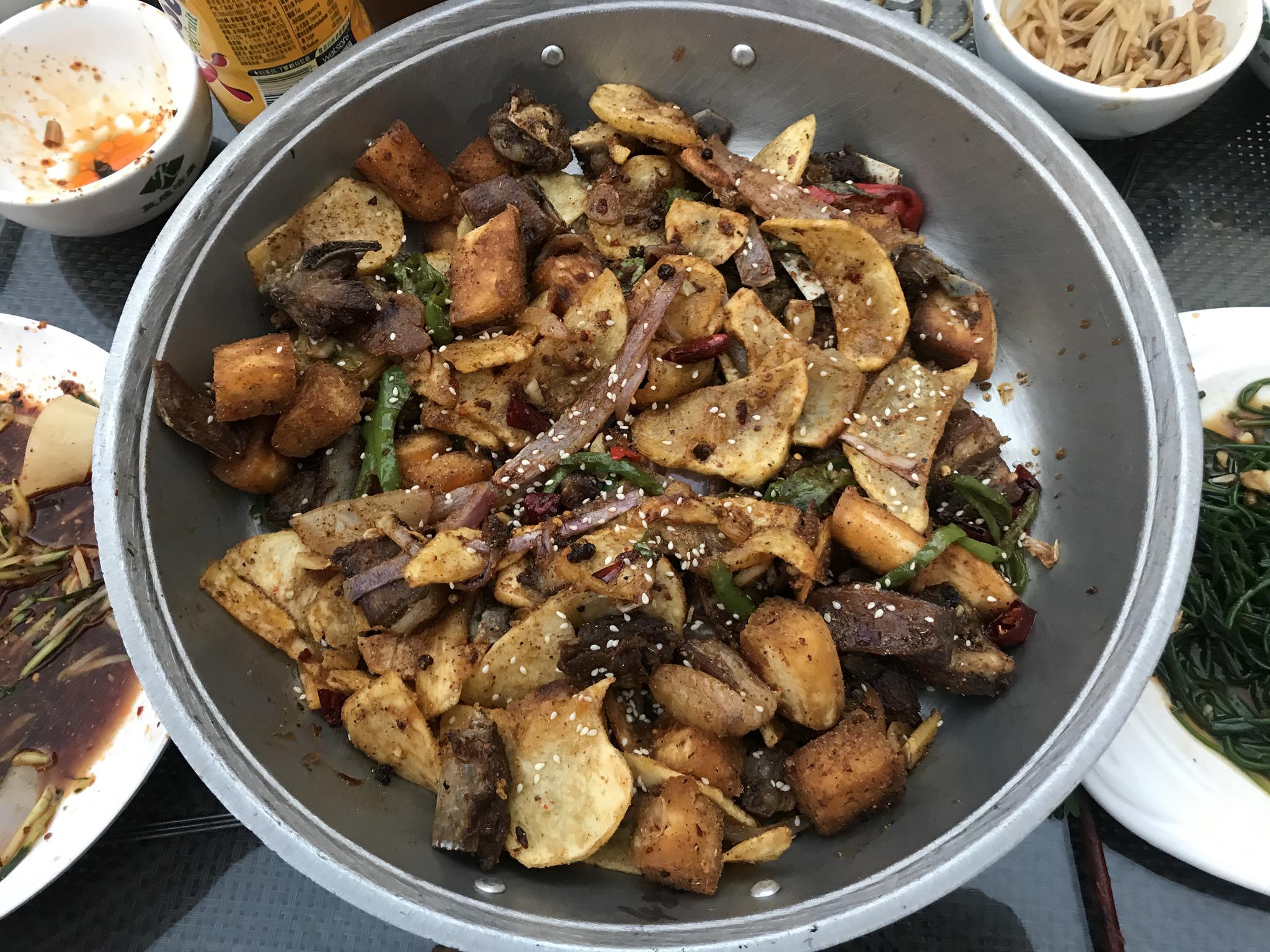 正在 敦煌夜市 吃吃吃 红柳大串,酸辣肚丝,五香驴肉,馕饼,沙葱