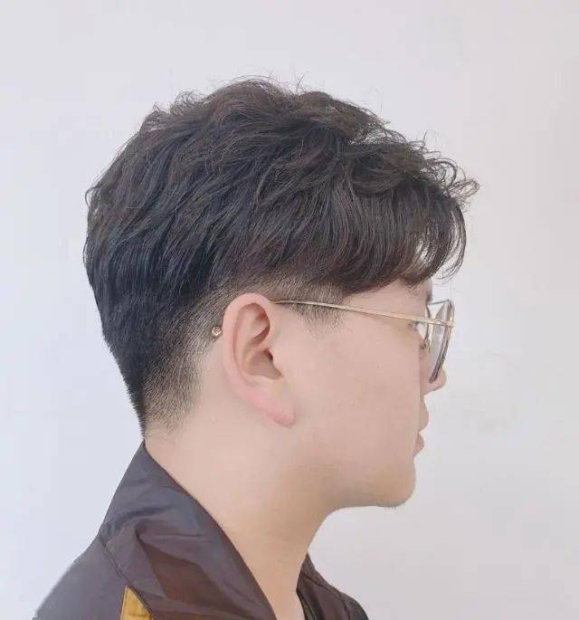 男生不想留短发那就留王一搏这款分头发型时尚又帅气