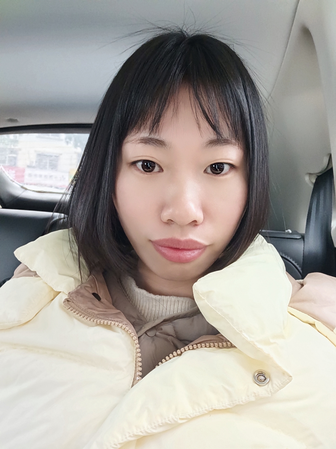 一发自拍就有人说我长得丑,长得恶心,不要出来吓人之类的.