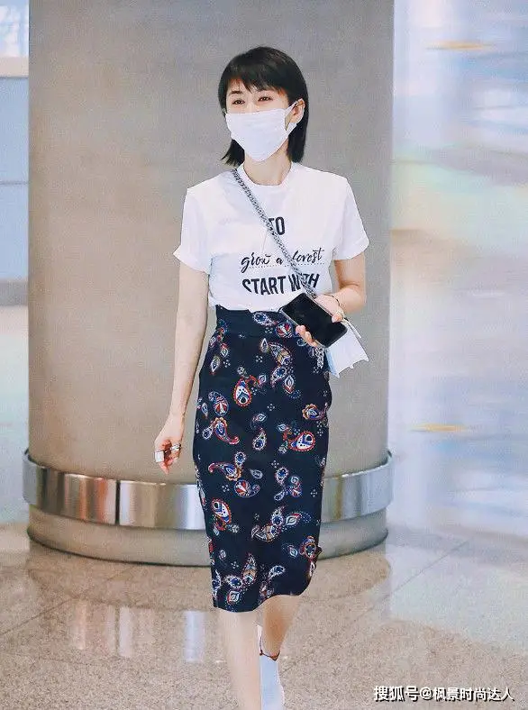 王子文又换风格了穿骑士外套配喇叭裤超显气场又高级