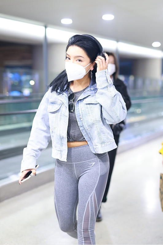 09年超女冠军江映蓉也变样了,身材发福皮肤有点黑,可穿着还挺飒|休闲