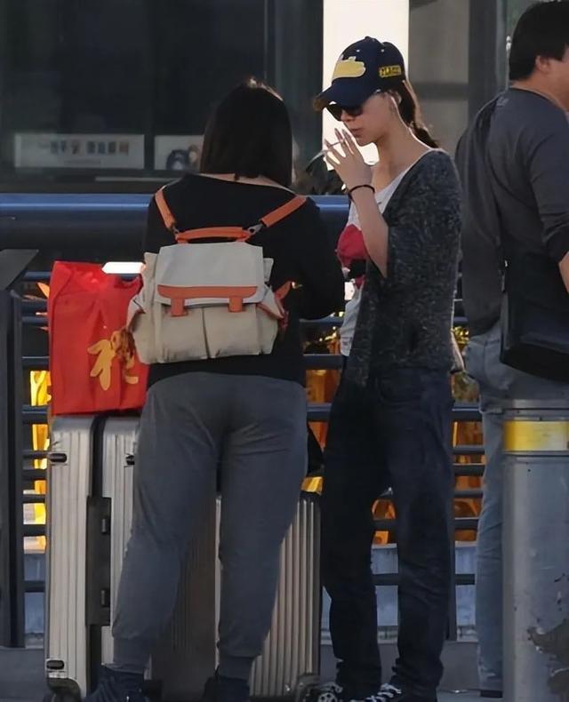 对于韩红抽烟这一传闻,大众的反应显得颇为平淡.