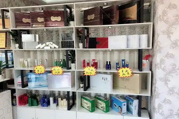 在北海美容院加盟店大厅的一侧是产品的展柜,上面摆放了不少伊姿贝尔