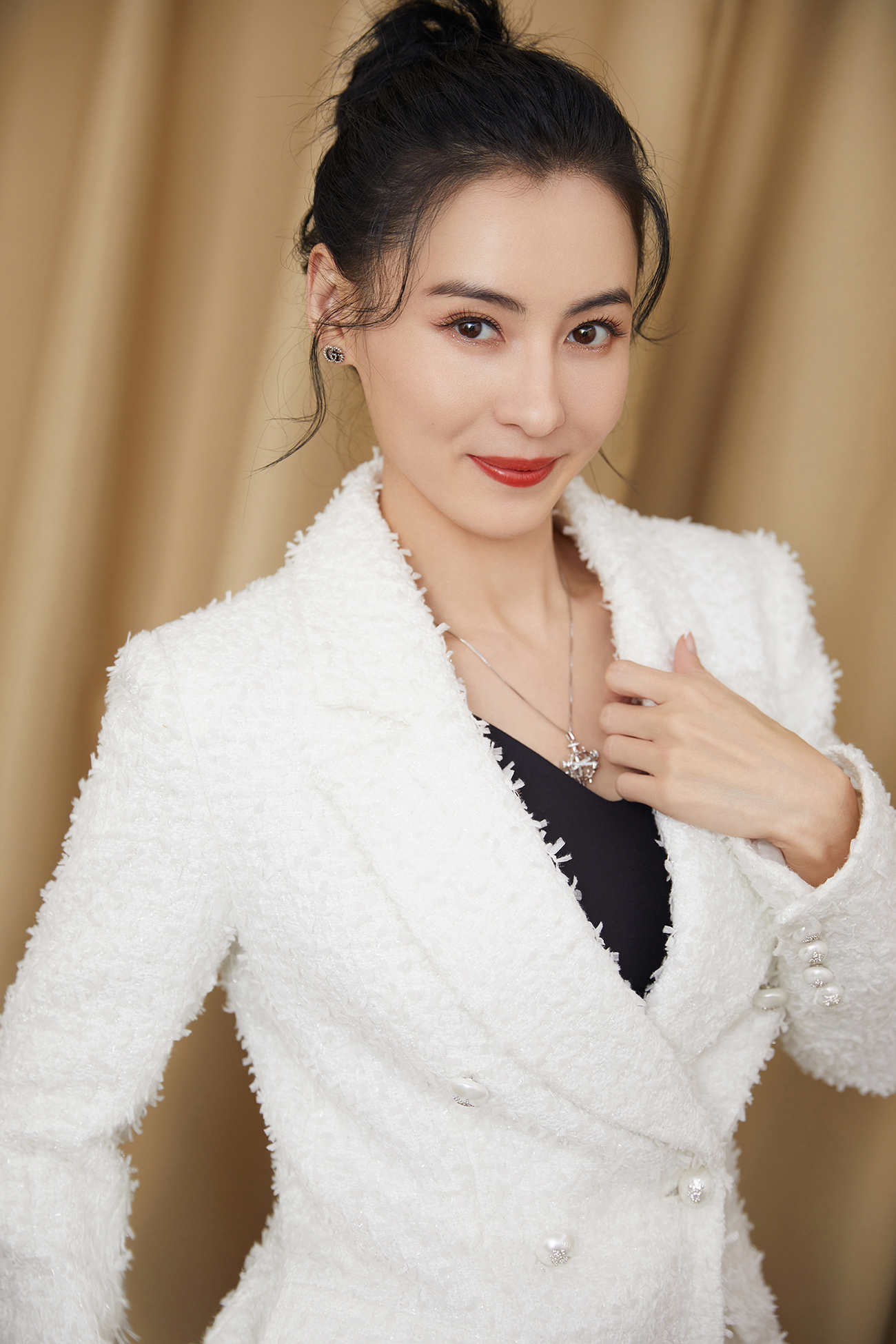 张柏芝扎丸子头出席活动 白色西装夹克释放独特优雅魅力