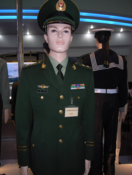 图文07式武警警官春秋常服