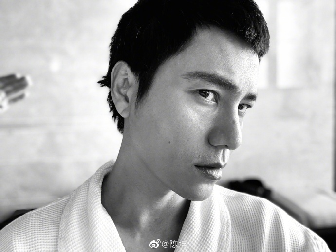 陈坤晒海边阳台剪发照寸头自拍帅气迷人