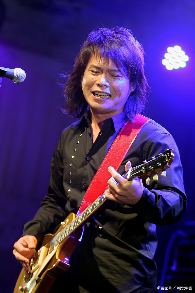 伍佰苏州演唱会多次喝水擦汗,唱了一晚上,累惨了!