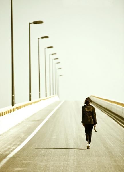 【跪求】非主流伤感女生背面走路头像