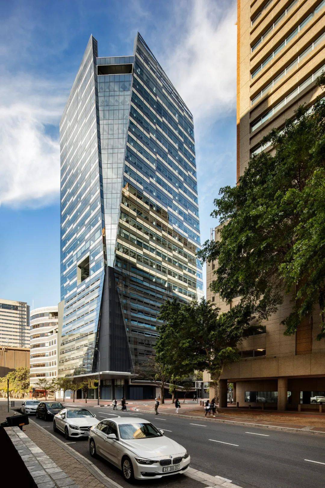 全玻璃幕墙办公大楼