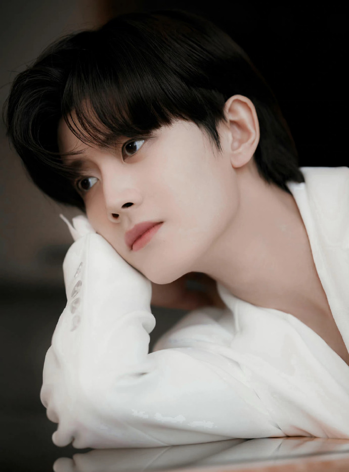 任嘉伦白衣少年#任嘉伦一身白衣白裤亮相直播活动,阳光帅气,少母行