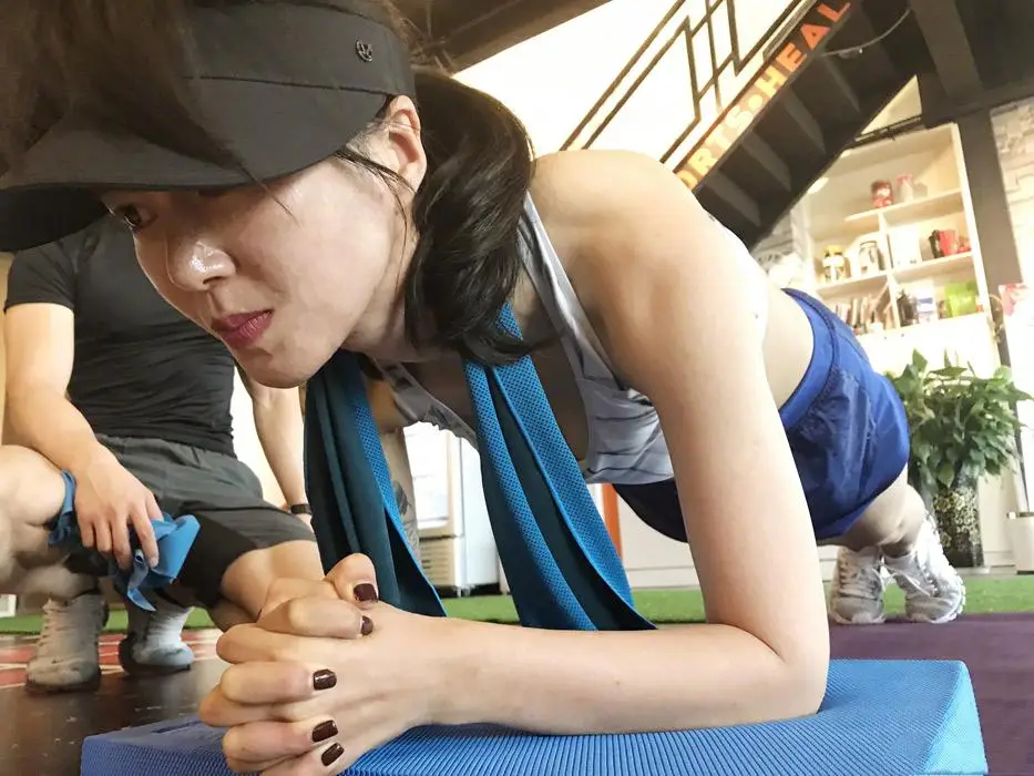 42岁谭维维,是歌手,也是跑者,半马245完赛,大秀8块腹肌