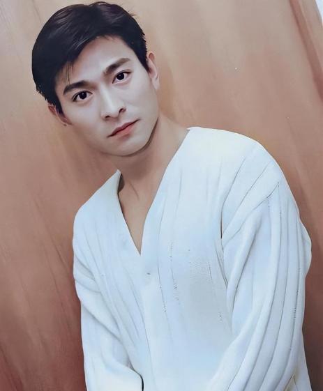 刘德华这位艺人并没有天生的音乐才能,而且他的歌声令人难以忍受.