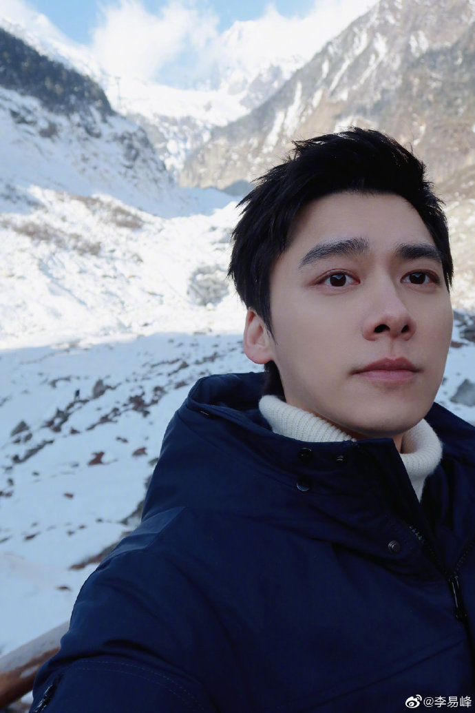 李易峰晒九宫格自拍照