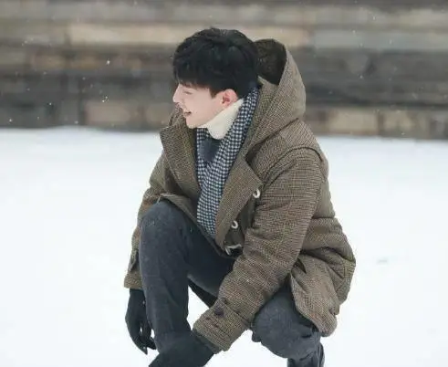 原创邓伦baby一起在故宫玩雪开心玩耍超有爱组成最佳玩雪搭档