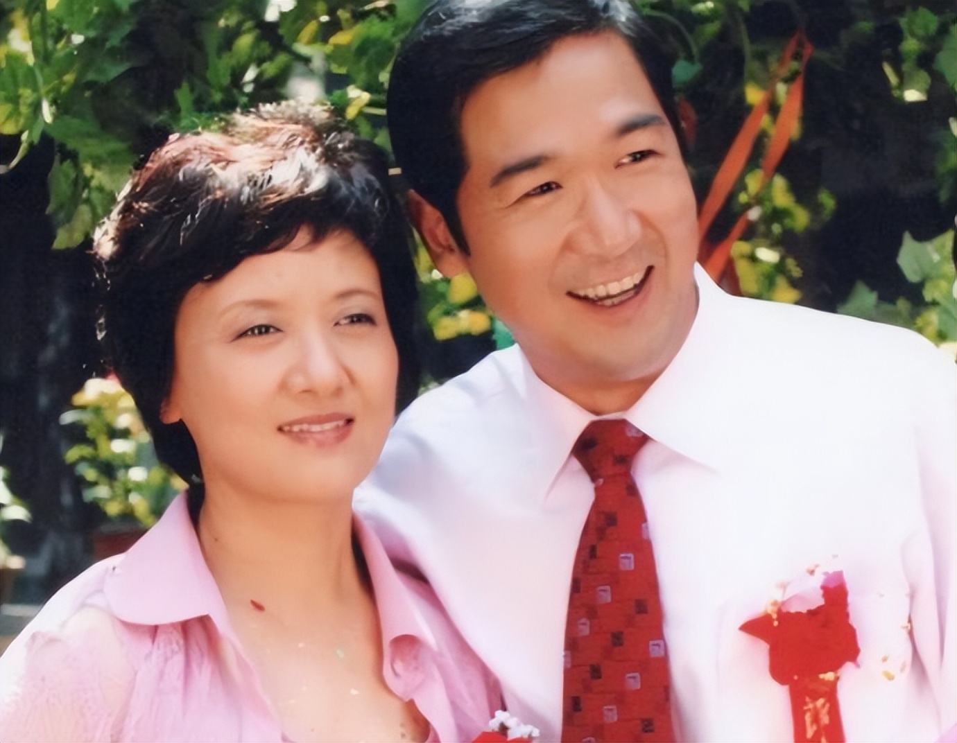 细看张国立和邓婕资产,才知什么叫人生赢家,越低调,越出乎意料_罗秀春