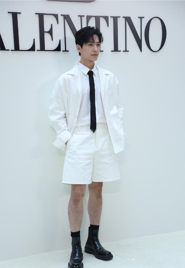 杨洋亮相valertino品牌新店开幕活动,首穿2024春夏男装系列
