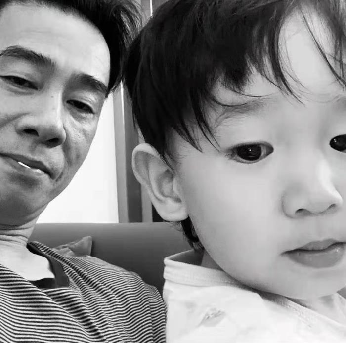 陈小春二胎陈小春晒二胎