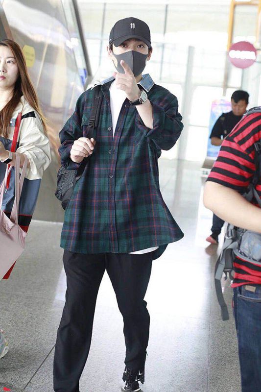 朱一龙现身机场,不扎小辫留中分,一个动作秒变老干部?