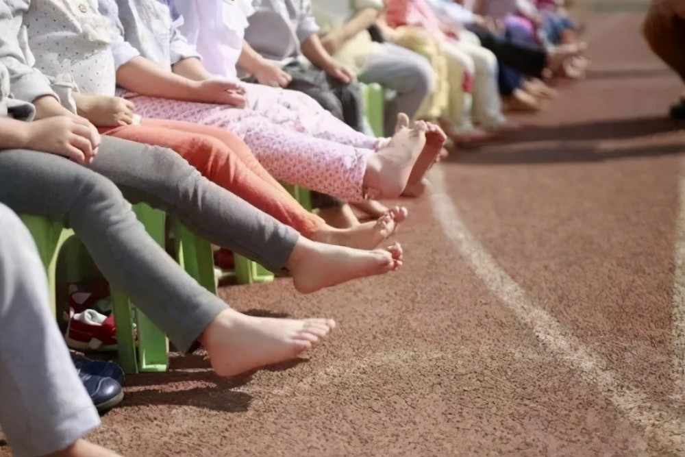 日本流行的"光脚带娃"有道理吗?光脚走路的冷知识,你知道多少_腾讯新