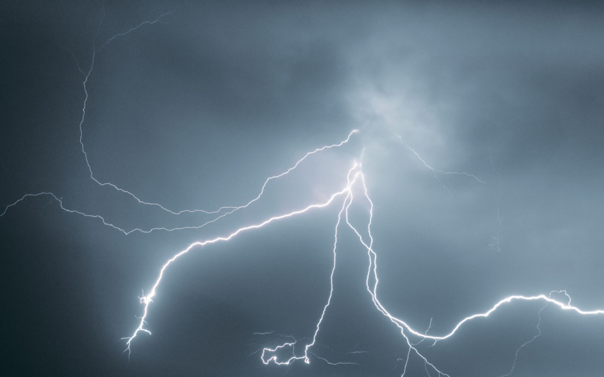 【林】8月26日,杭州,暴雨,拍到了闪电