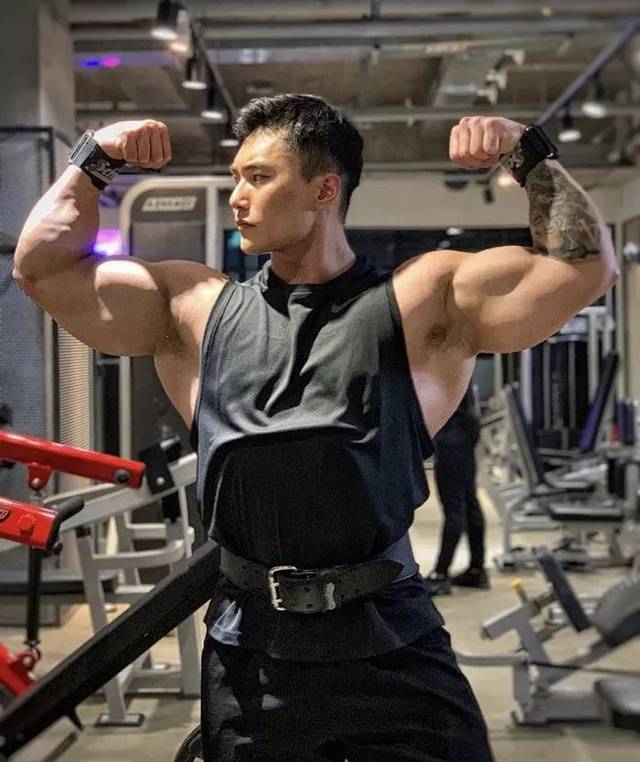 肌肉男直播吃健身餐,网友们却直呼前程看肉!