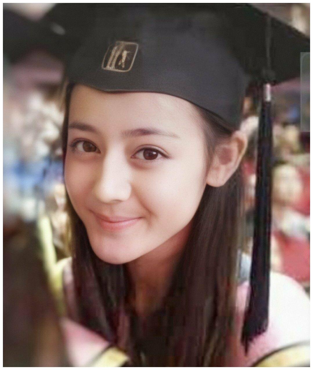 迪丽热巴十年前旧照曝光,尽显少女的青涩甜美,化身梦中初恋女神