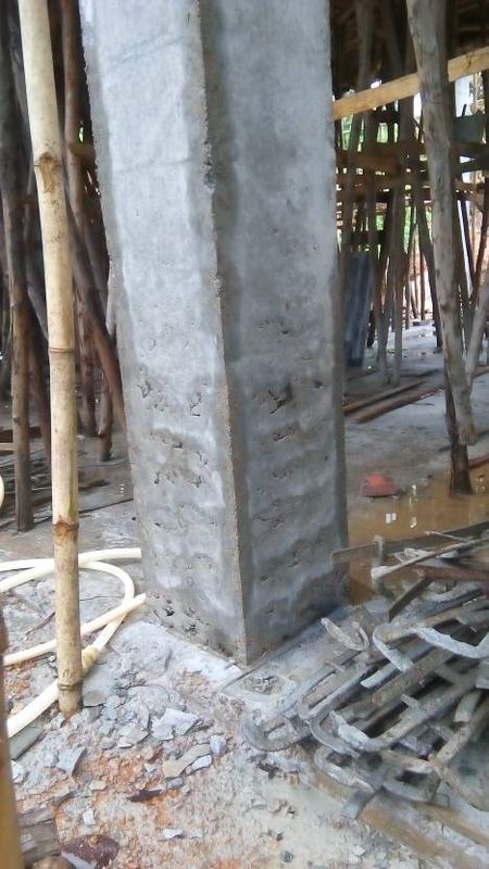 楼房建筑水泥柱子出现这样的情况是不是倒混凝土的时候没有震动均匀?