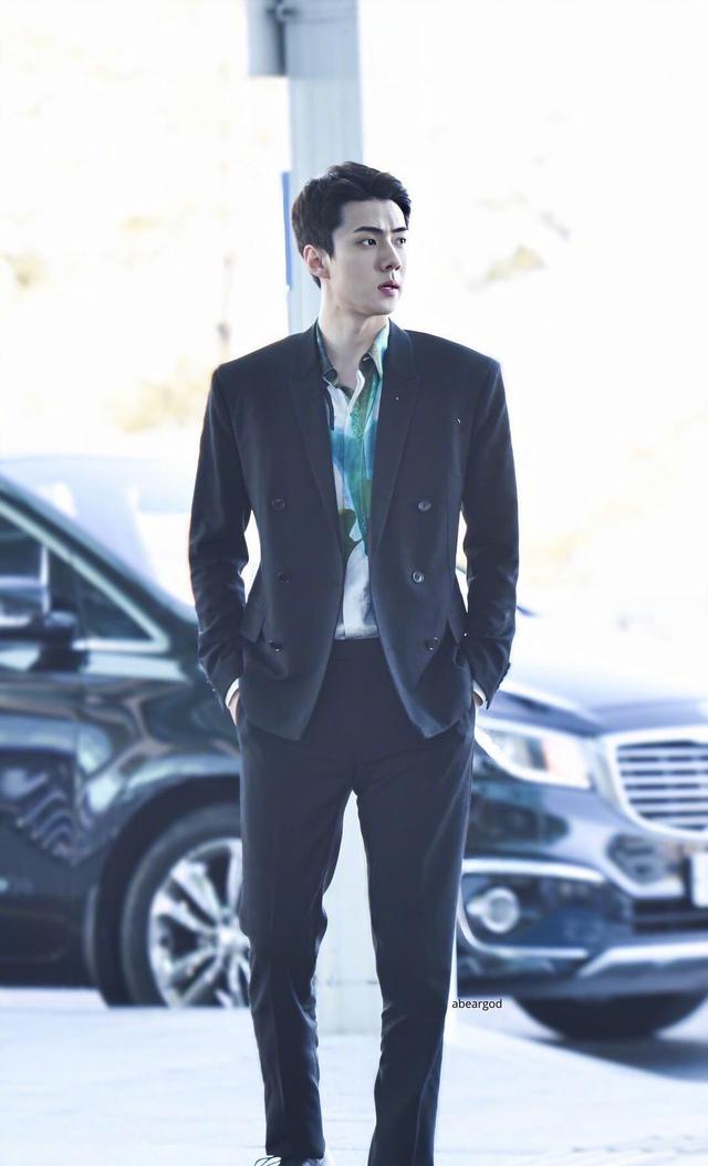 魅力男孩吴世勋换上西装也是性感的型男!热爱音乐也有时尚情怀!