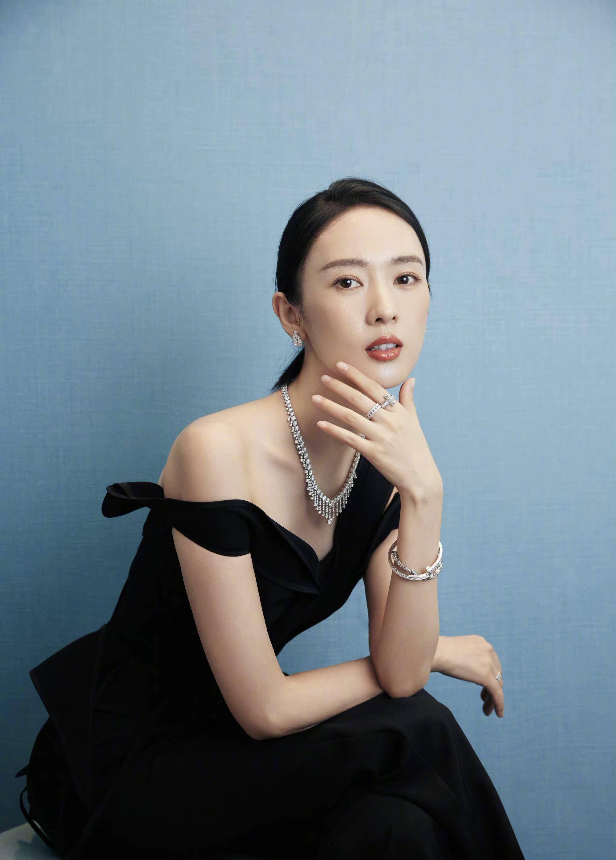 童瑶新剧与朱一龙合作,抹胸连体裤穿出强大气场,优雅成熟_佟丽娅_设计