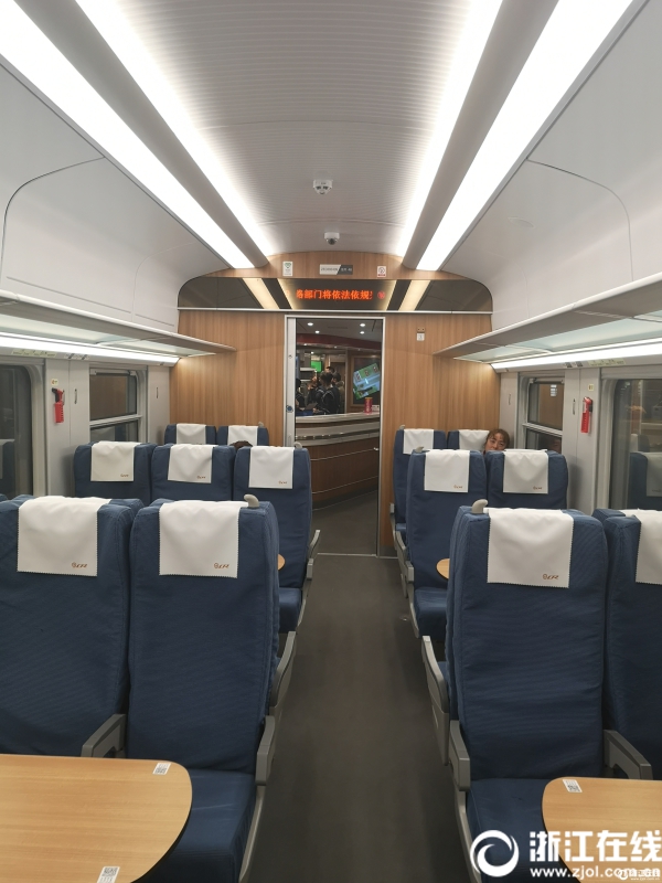2等座车厢傅志龙 摄