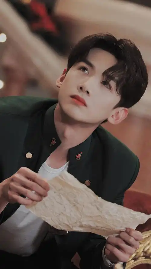 白敬亭的手好好看啊又细又长还很白手控满足评论区有补图