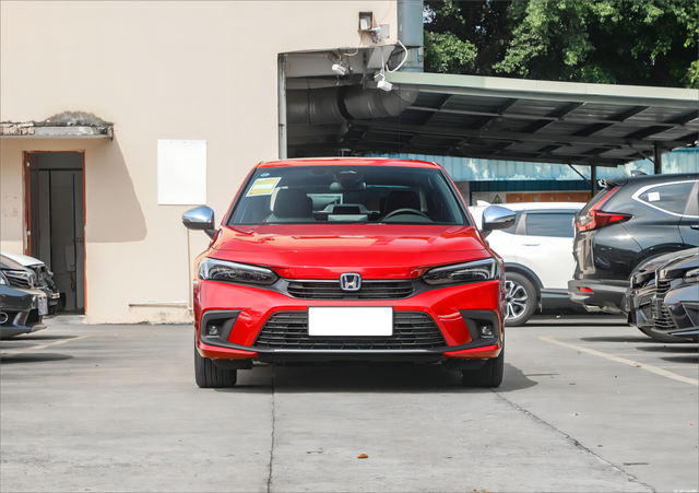 作为本田汽车的经典运动型轿车之一,本田思域凭借运动的外观造型,强劲