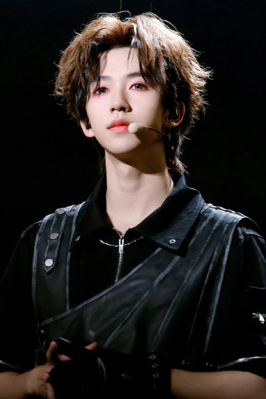 19~澳门演唱会~贺峻霖~②         	 清冷的月光少年,清冷感十足,宝宝