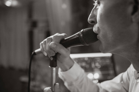 黑白照片.唱歌的男人一个特写照片