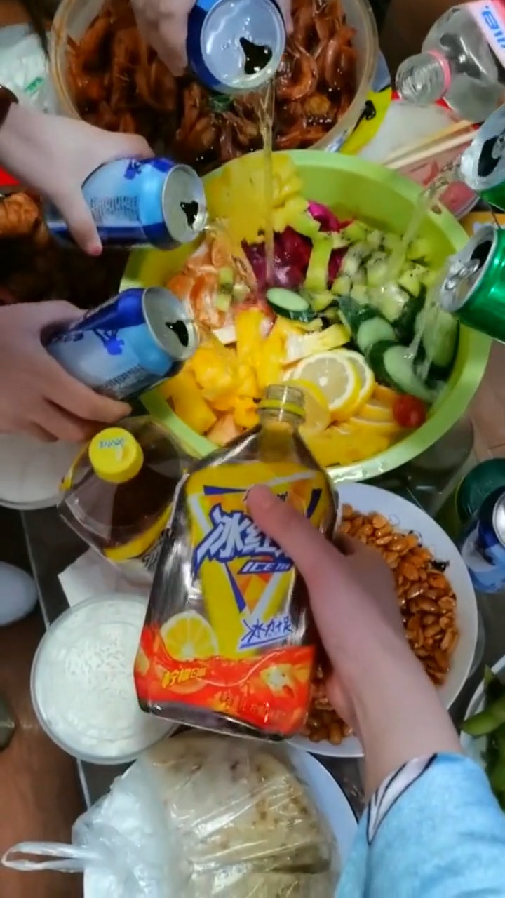 娱乐#和闺蜜在一起就要这样喝酒!