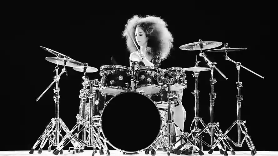 美女激情架子鼓