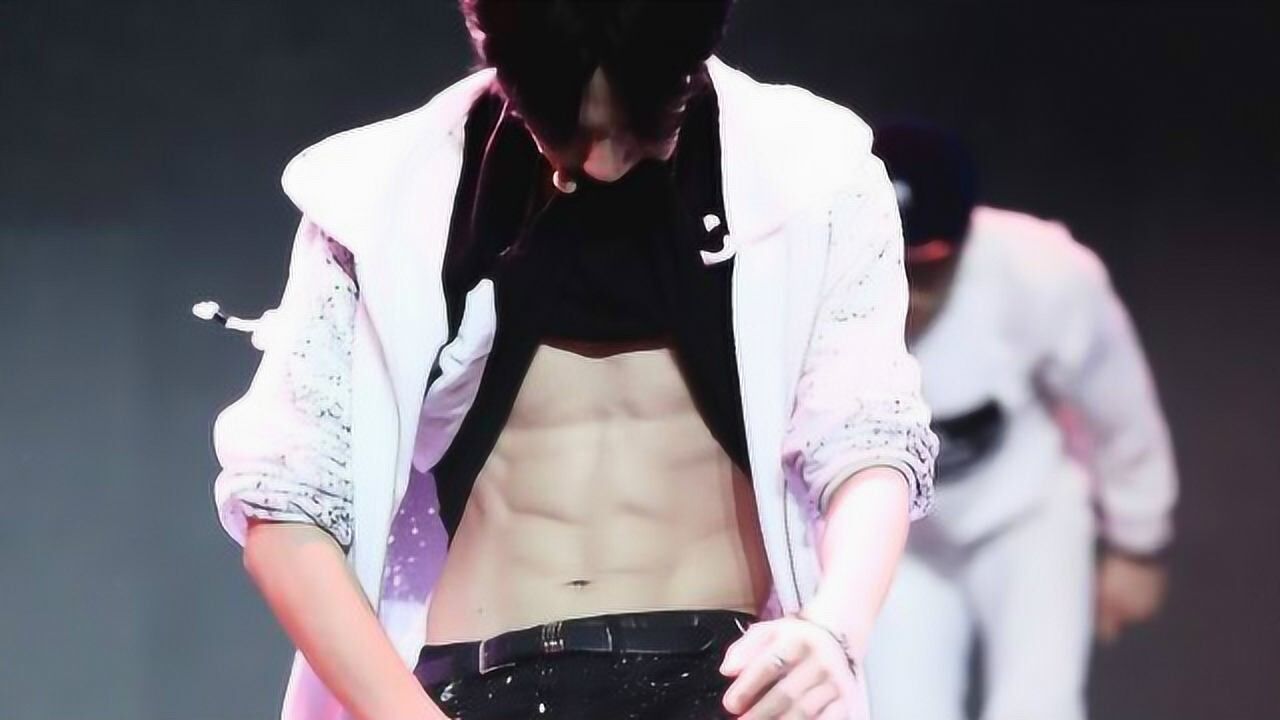 我承认,我是来看王一博小哥哥的腹肌的