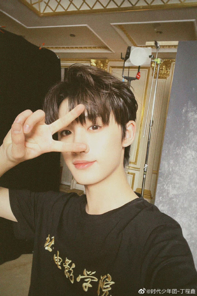 丁程鑫侧颜拍##丁程鑫发型弄乱之前四连拍