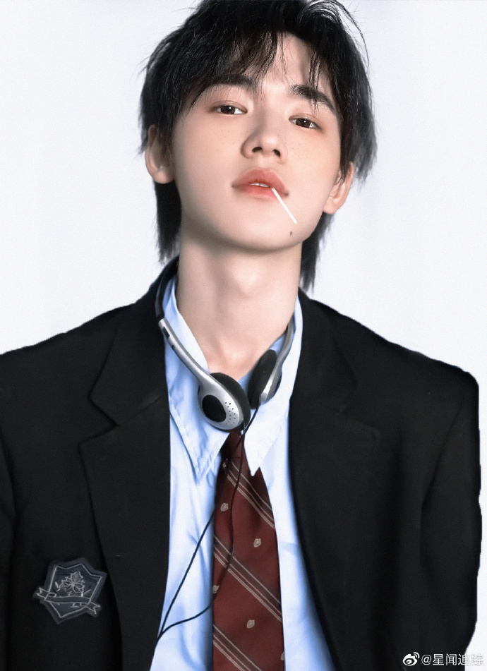 宋亚轩美式证件照