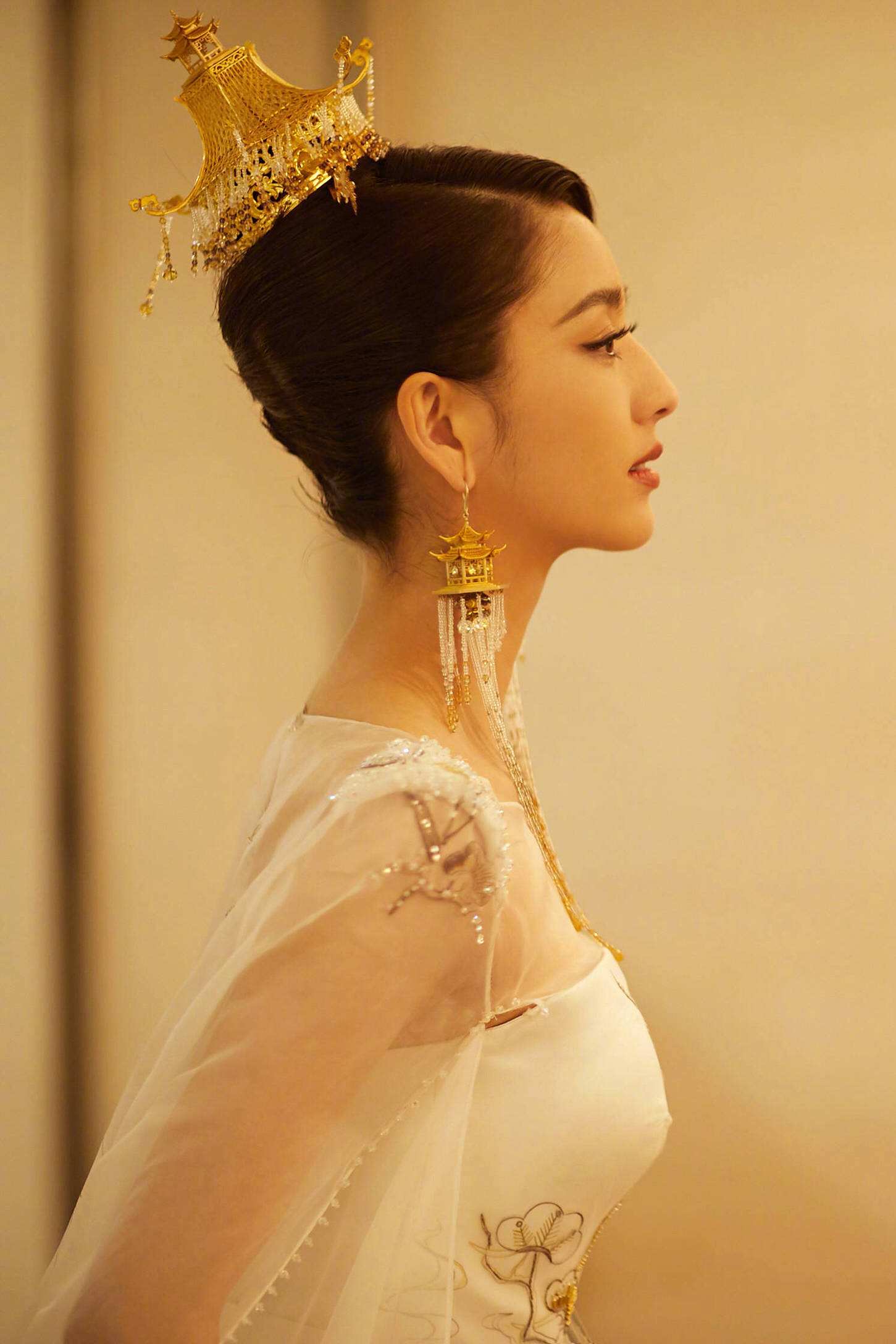 但佟丽娅却用她的美丽与自信告诉我们:年龄并不是决定美丽的唯一标准