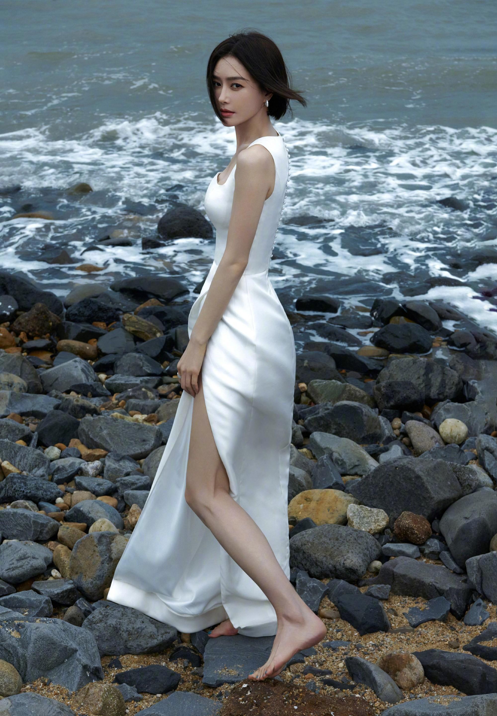 秦岚海边写真大片,身穿白色长裙尽显好身材,是恋爱的状态没错了_姐姐