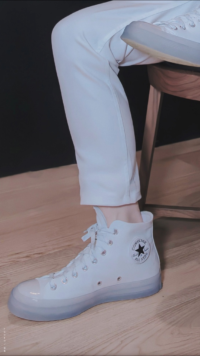 张艺兴代言匡威