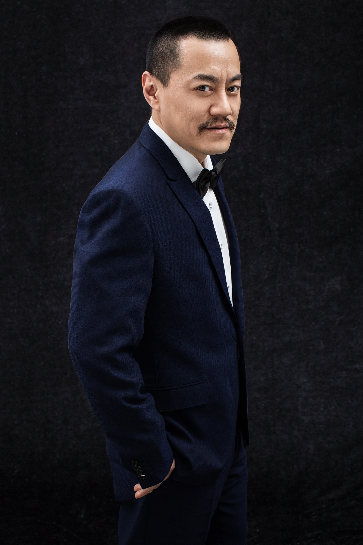 雪村新写真变潮流大叔 举手投足尽显雅痞范