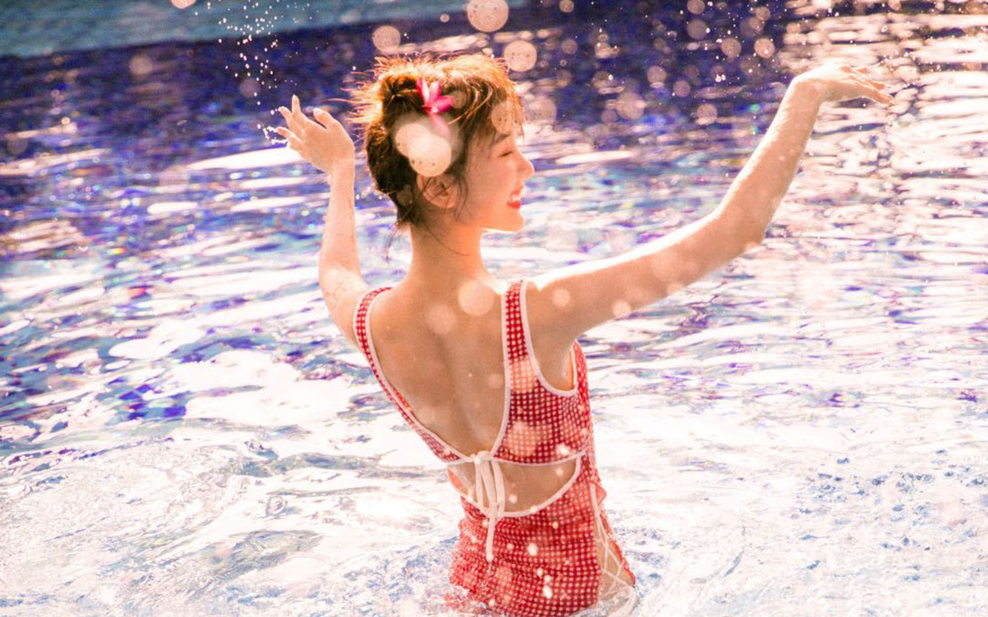 毛晓彤复古泳装高清桌面壁纸