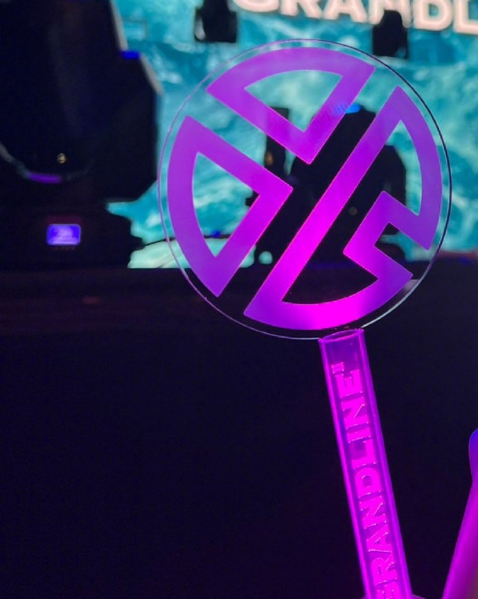 张艺兴演唱会专属应援棒