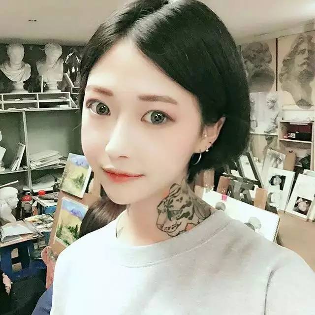 ahn有着水汪汪的大眼和精致的小脸,看外表完全不像一个专业的纹身师!