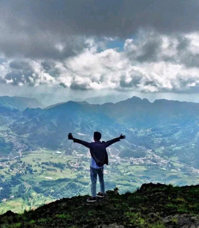 最后,小编希望大家每一个人都要去做一个顶天立地的人!