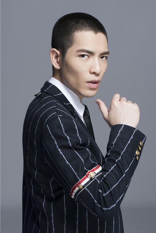 萧敬腾的音乐之路:从驻唱歌手到雨神巨星,他背后的女人是谁