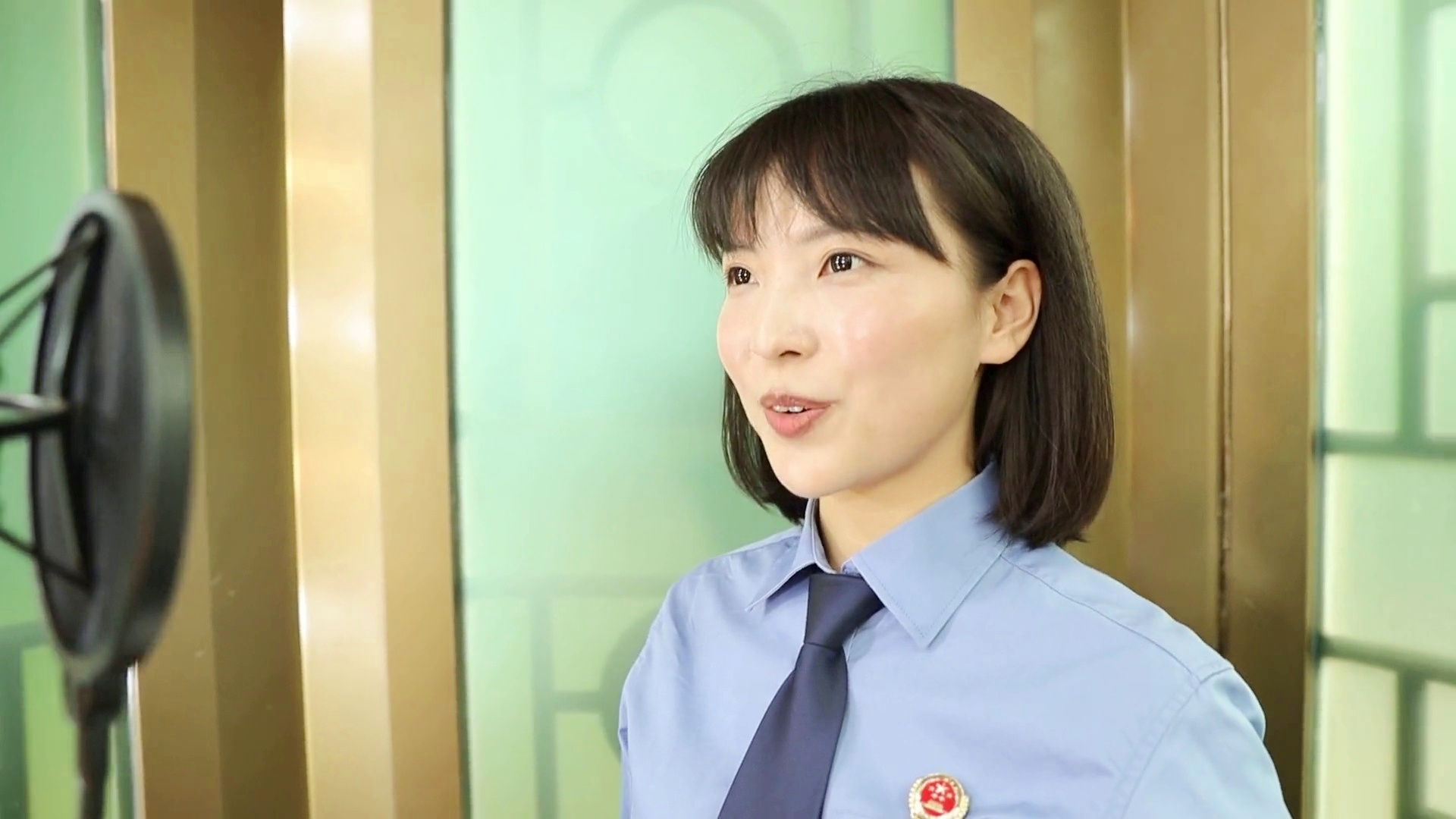 第3403期特别策划未检检察官赵扬帆走进央视朗读者今天为孩子们朗读