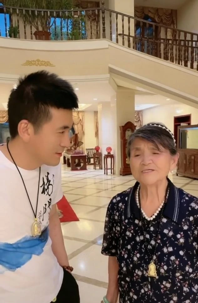 黄圣依杨子豪宅内景曝光大到说话有回音装修豪华像星级酒店